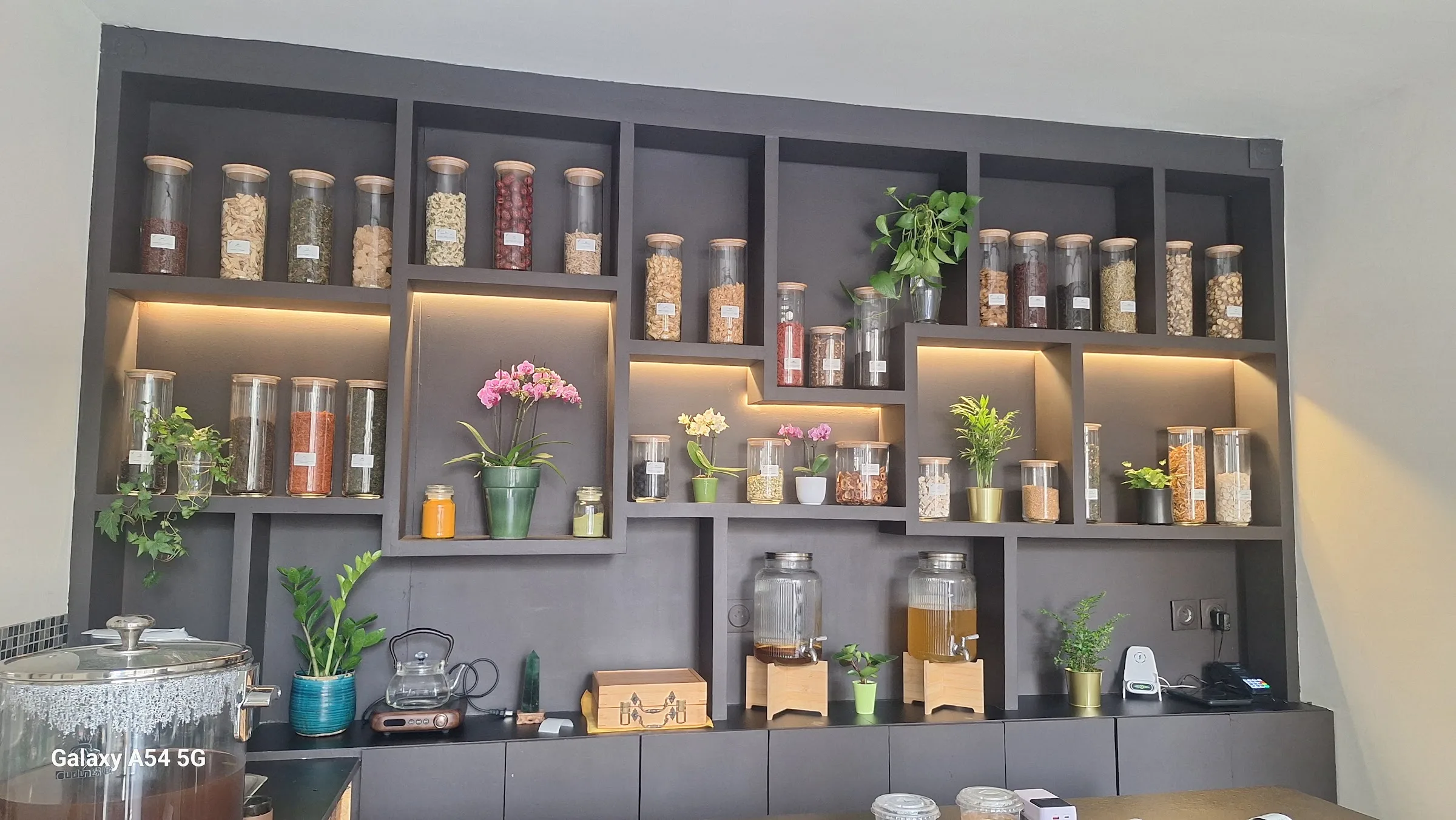 Inside the ZIZAI tea room
